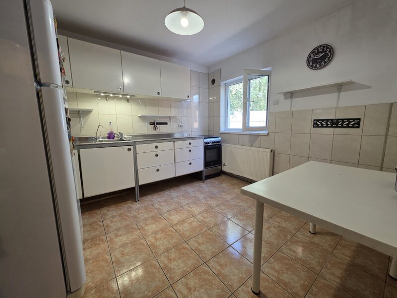 Casa cu curte de vanzare in Bucuresti, zona Lujerului, 3 camere, 130 mp utili.