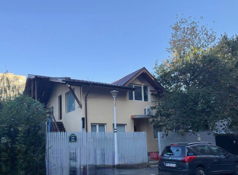 Casa cu curte de vanzare in Bucuresti, zona Lujerului, 3 camere, 130 mp utili.